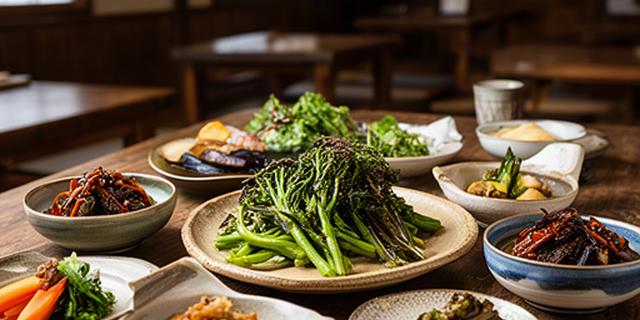 赤倉温泉の食事処で郷土料理と山菜料理が並ぶ木のテーブル